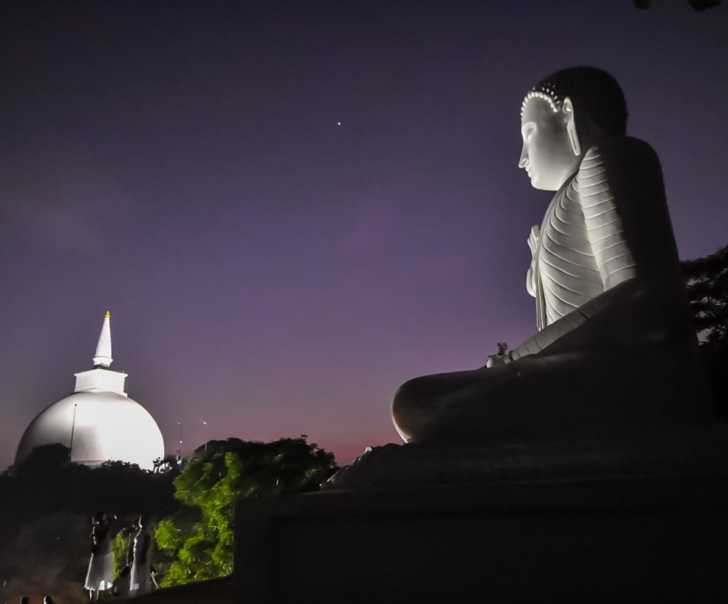Aussicht auf die Maha Seya Stupa vom großen Buddha in Mihintale bei Nacht