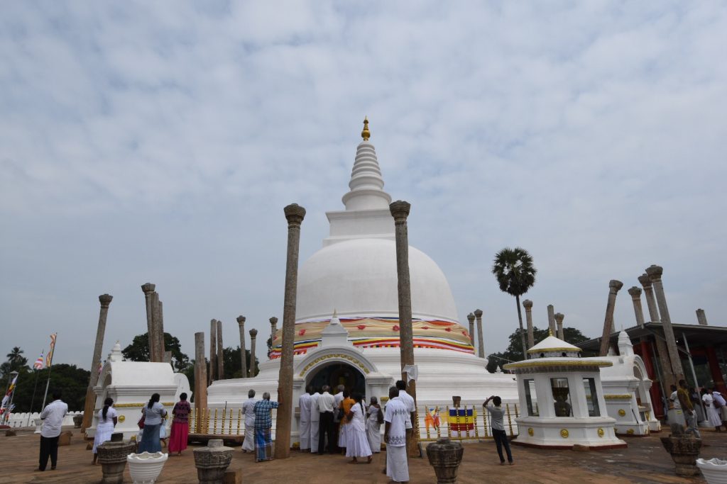Kleiner Stupa mit Pilgern