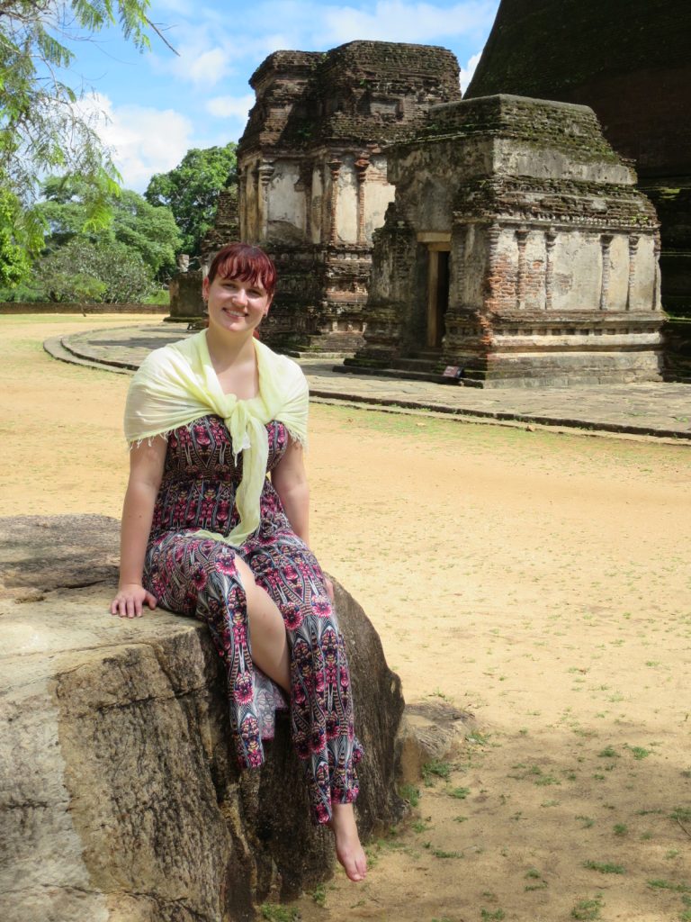 Martina Vor den Ruinen von Polonnaruwa