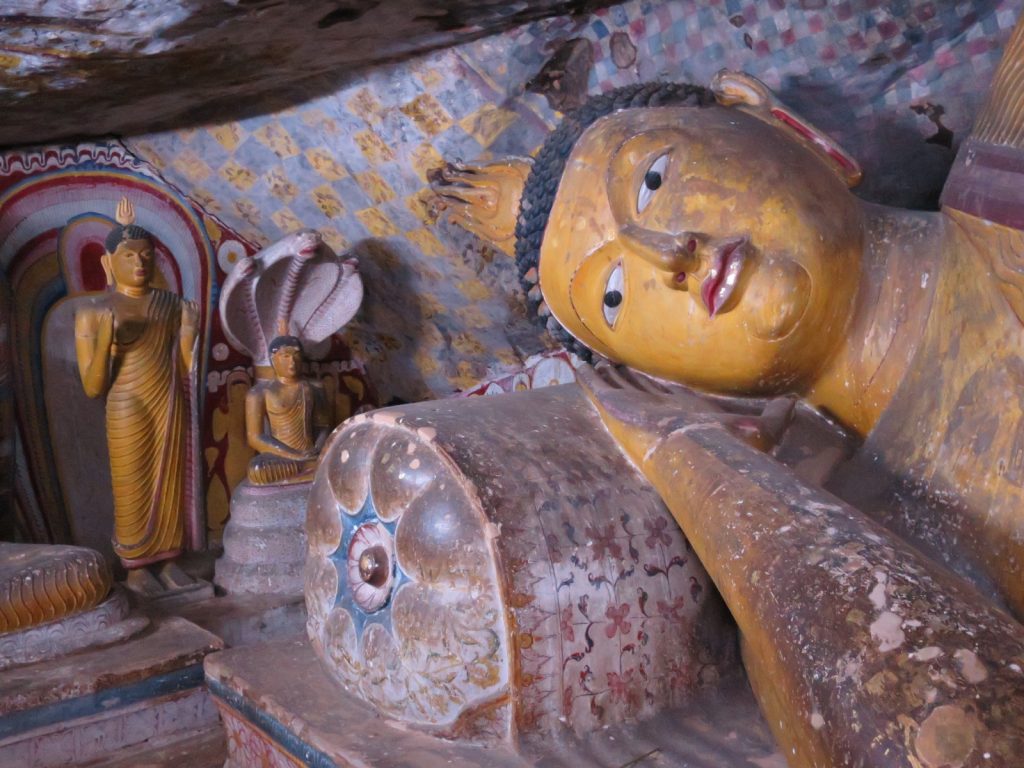 Liegender Buddha in einer der kleinen Höhlen.