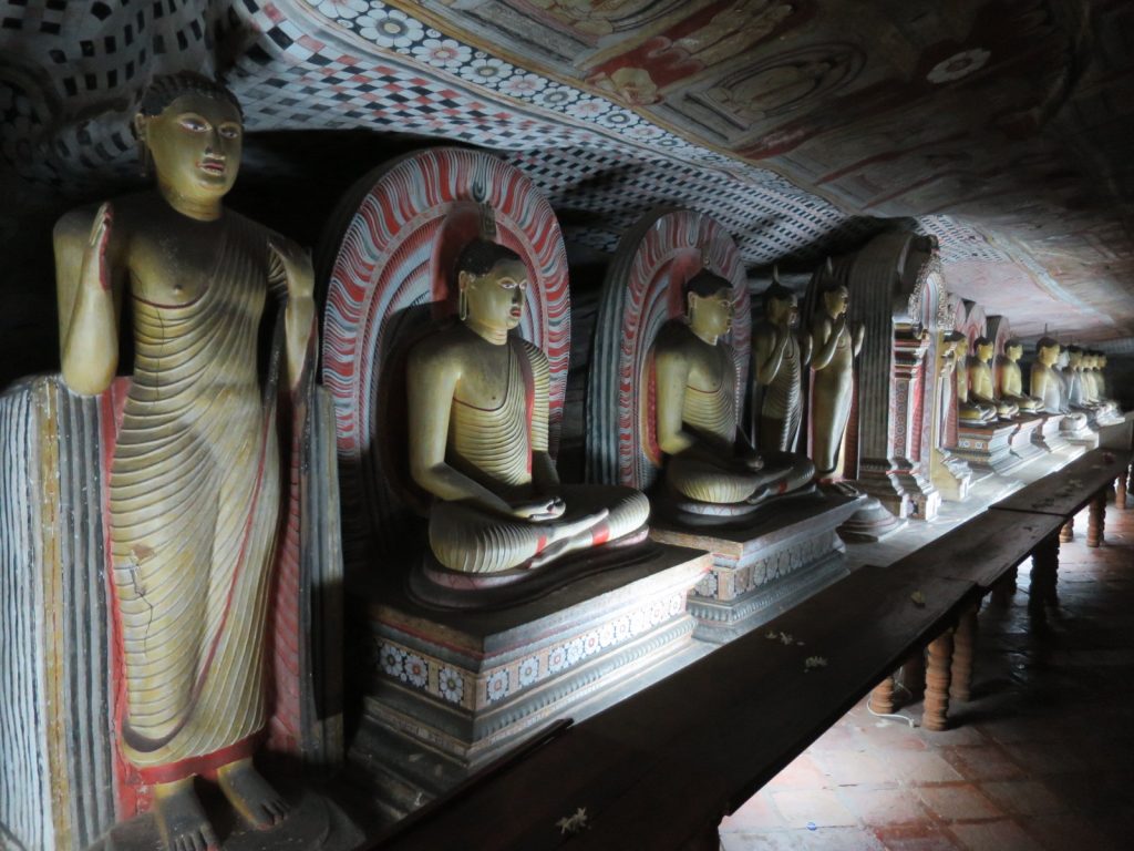 Die vielen Buddhas in Dambullas größter Höhle