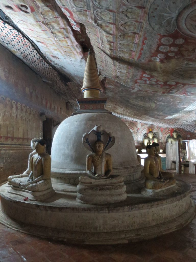 Der Stupa in der größten Höhle.