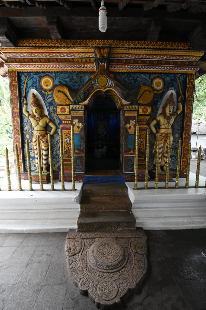 Kleiner hinduistischer Tempel am Areal des Sri Dalada Malagawa.