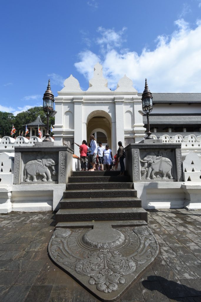 Andrang vor dem Kandy Tooth Relic Temple