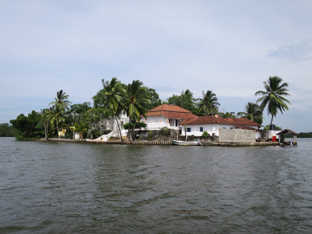 Mitten in der Lagune liegt der Koth Duwa Temple