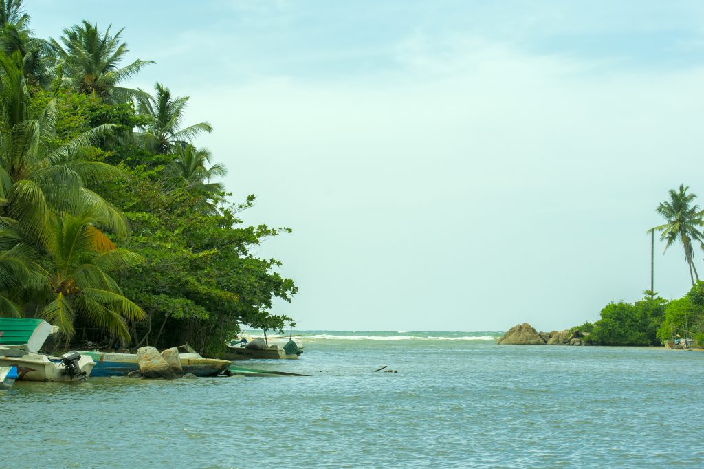 Die Lagune von Balapitya, wo sie auf den Indischen Ozean trifft