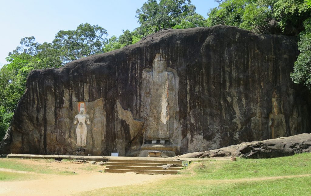 Die Felswand von Buduruwagala