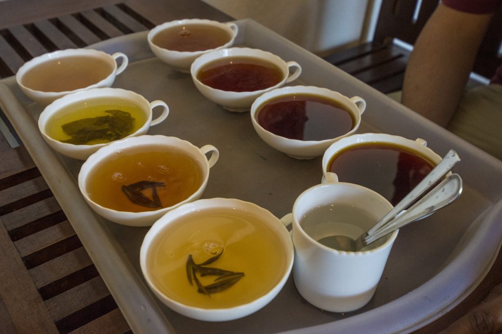 Zum Verkosten gibt es unterschiedliche Stärkestufen und Geschmacksrichtungen von schwarzem Tee.
