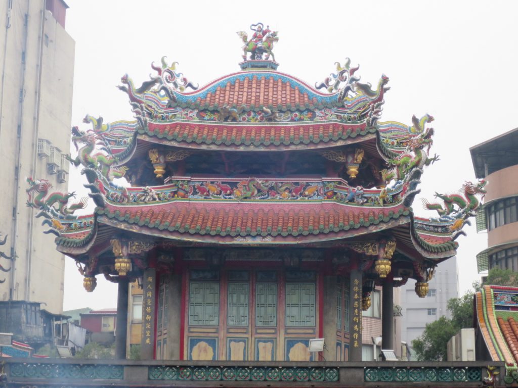 Besonders distinktiv im Vergleich zu anderen Tempeln sind die farbenfrohen Drachen am Dach