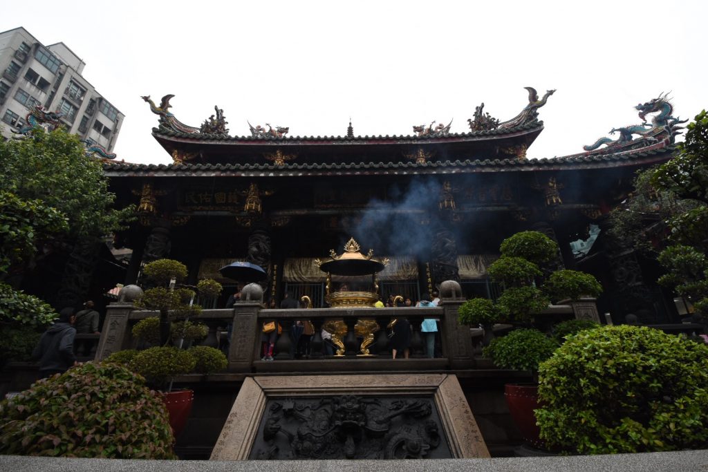 Das Haupthaus des Longshan Tempels