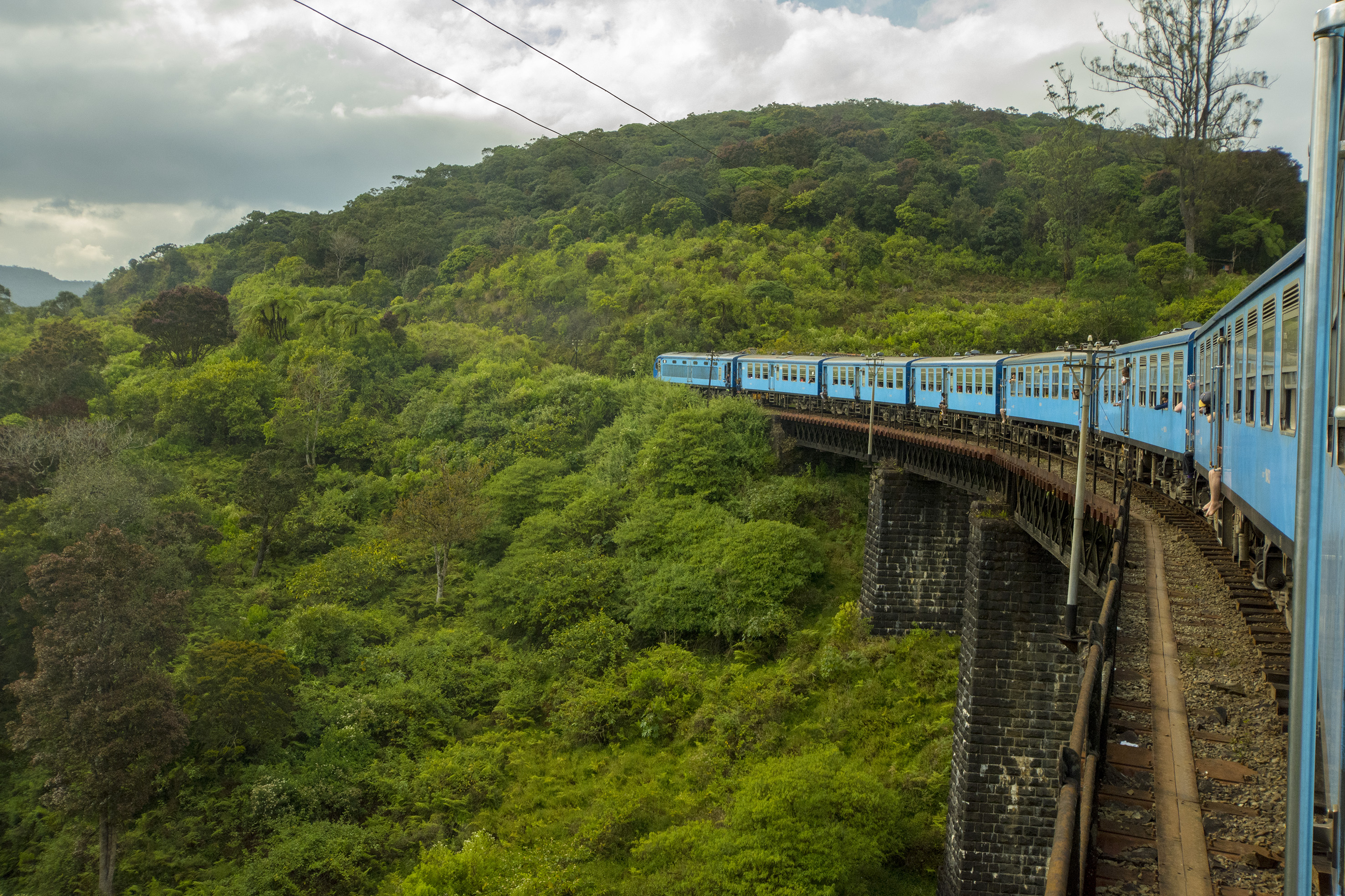 Mit dem Zug durch Sri Lankas Hochland.